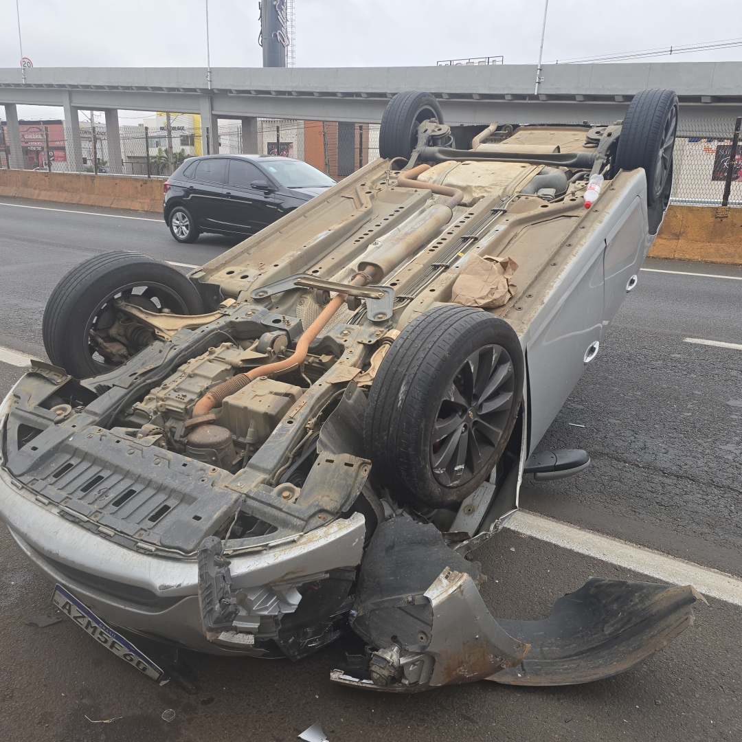 Motorista capota automóvel após bater na traseira de utilitário na rodovia BR-376