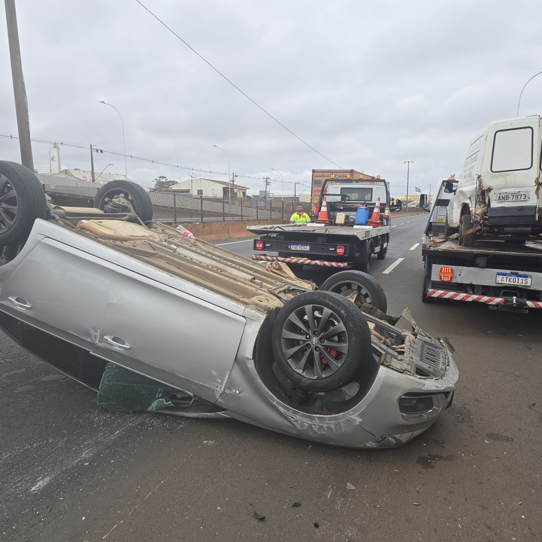 Motorista capota automóvel após bater na traseira de utilitário na rodovia BR-376