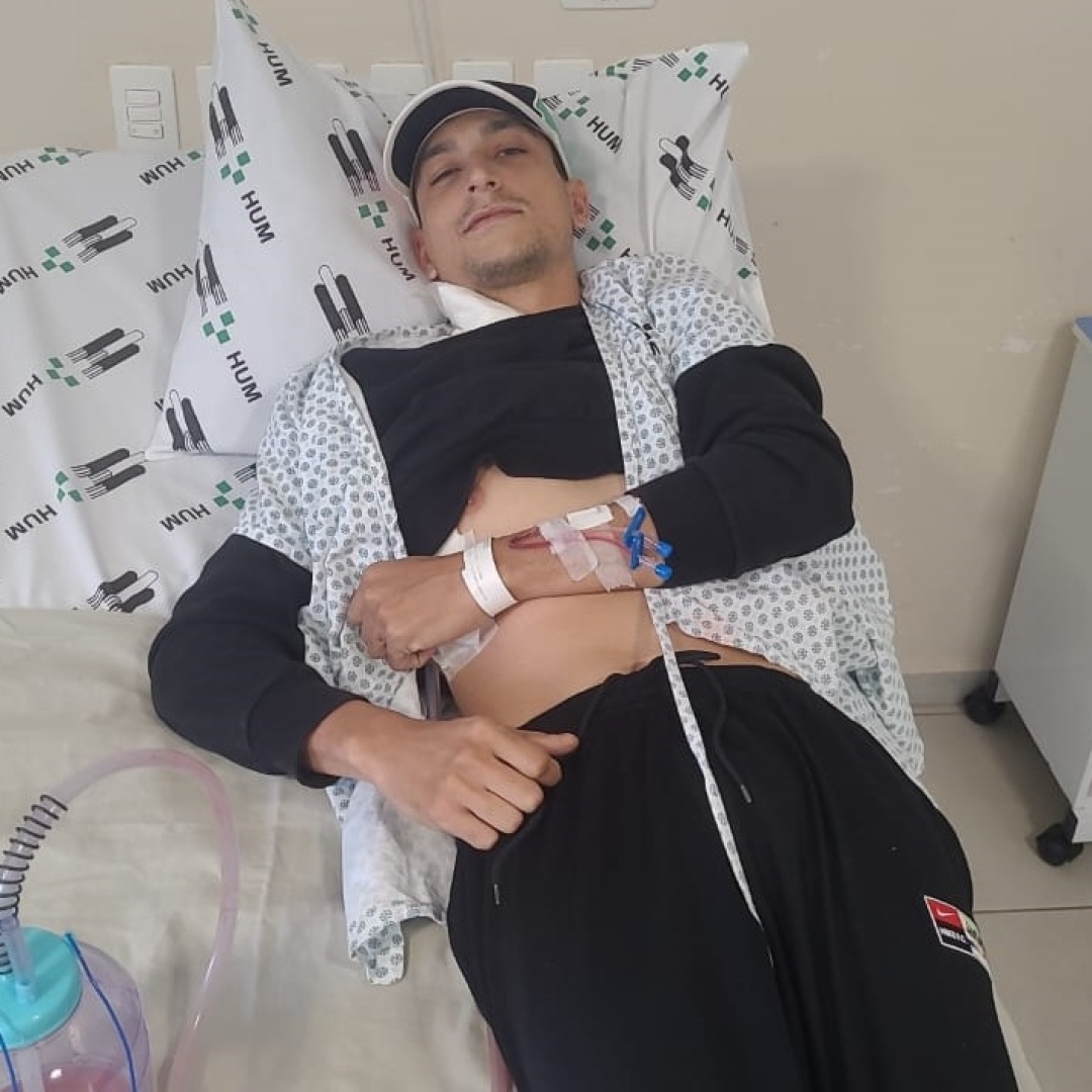 Rapaz que foi esfaqueado no pescoço durante briga no trânsito deixa UTI