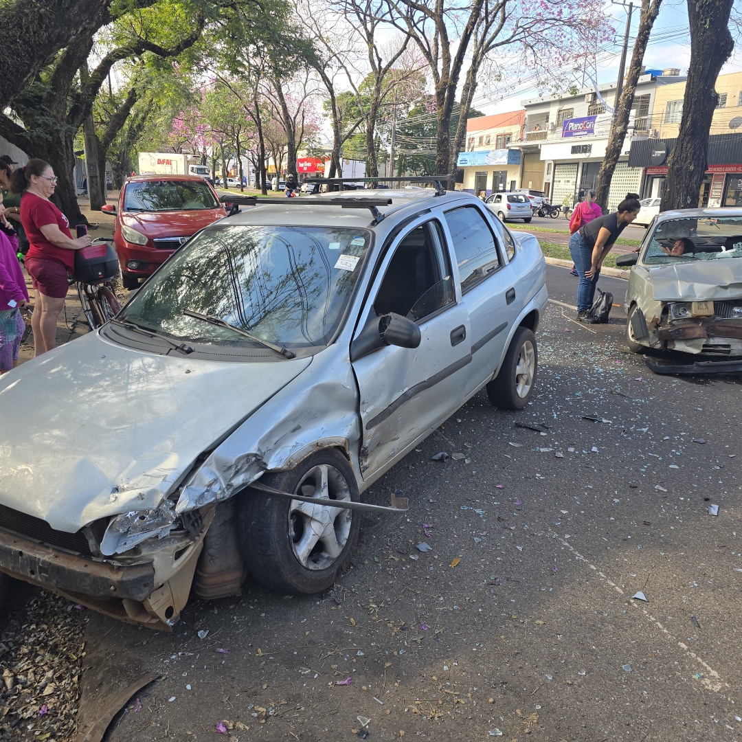 Mulher fica ferida após motorista cruzar a frente de automóvel