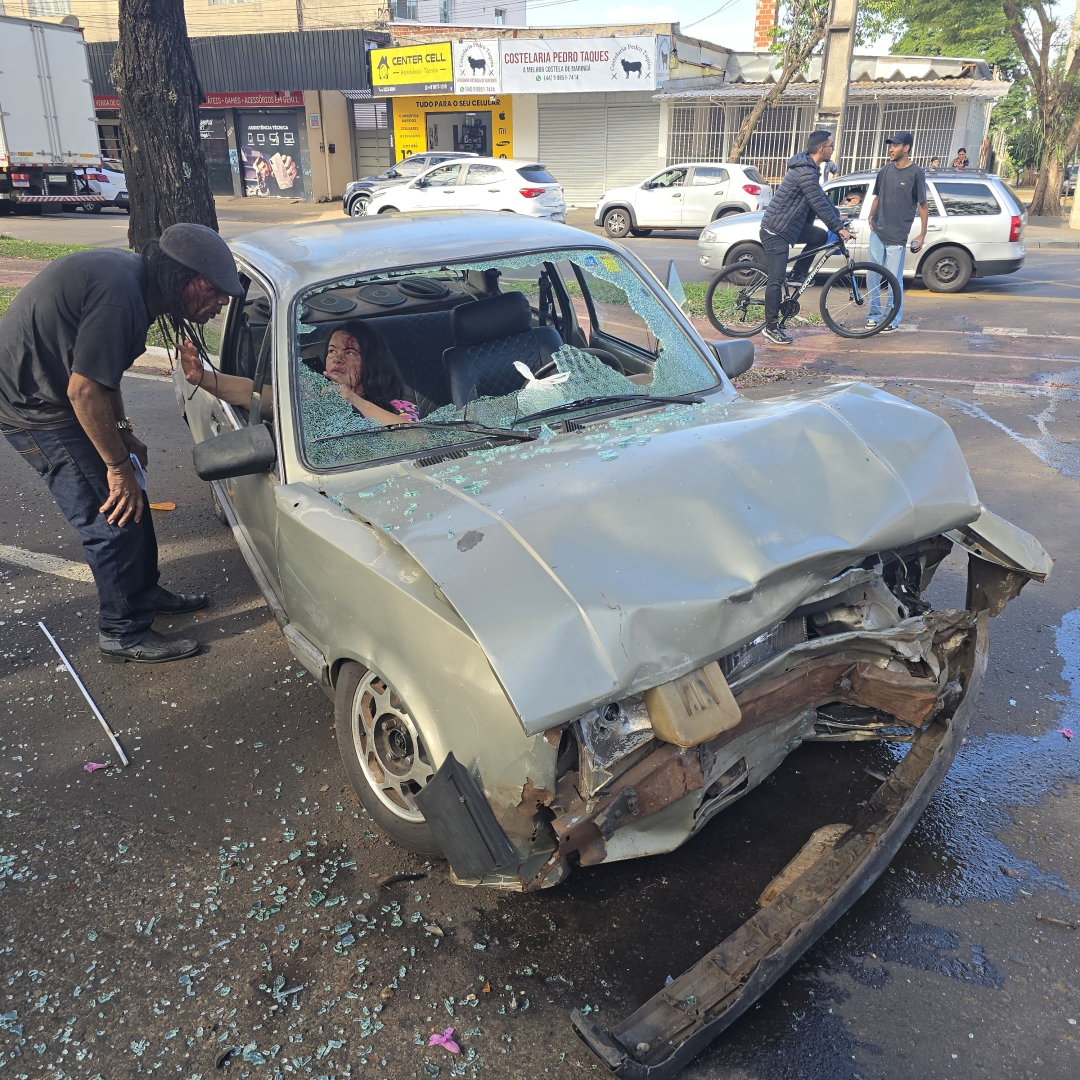 Mulher fica ferida após motorista cruzar a frente de automóvel