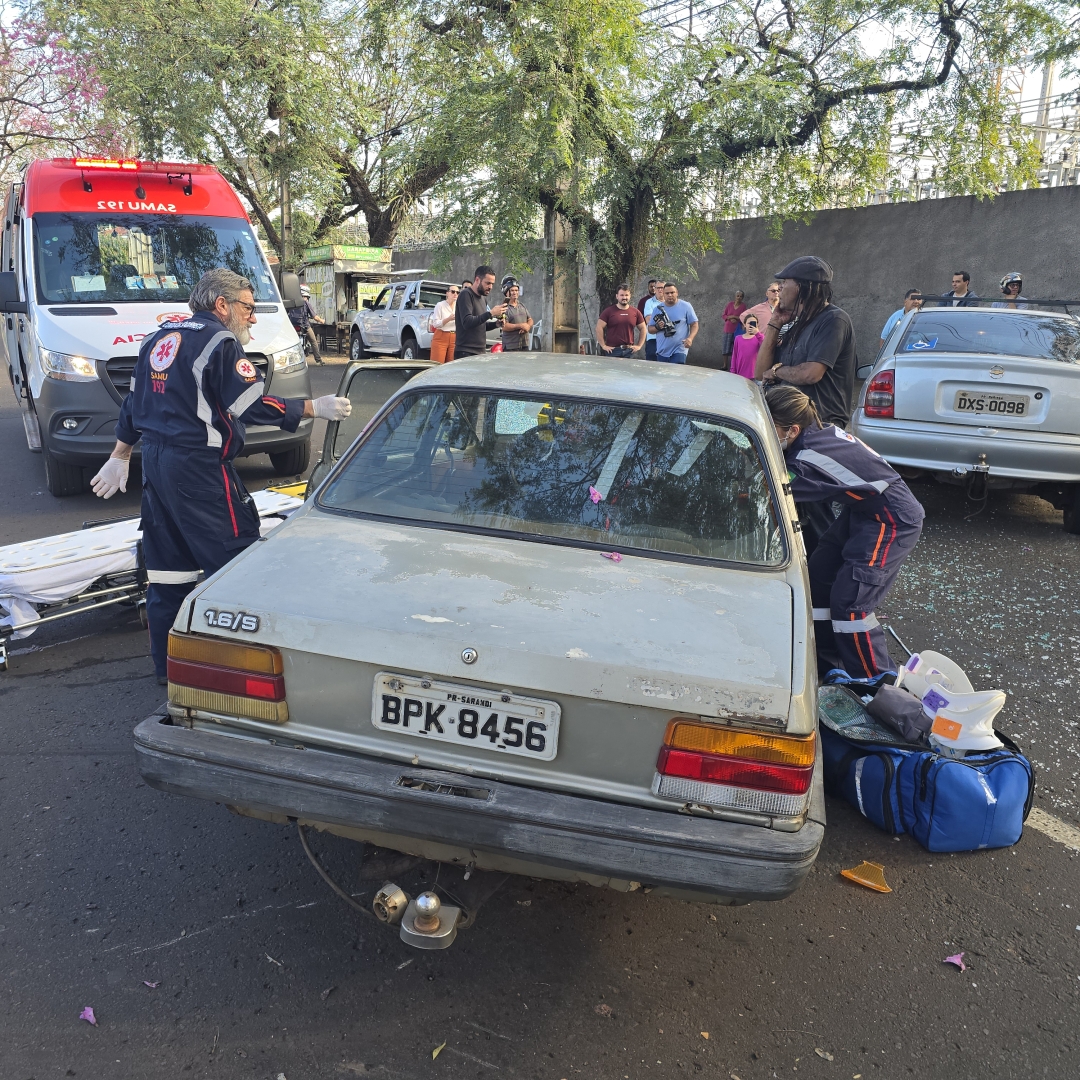 Mulher fica ferida após motorista cruzar a frente de automóvel