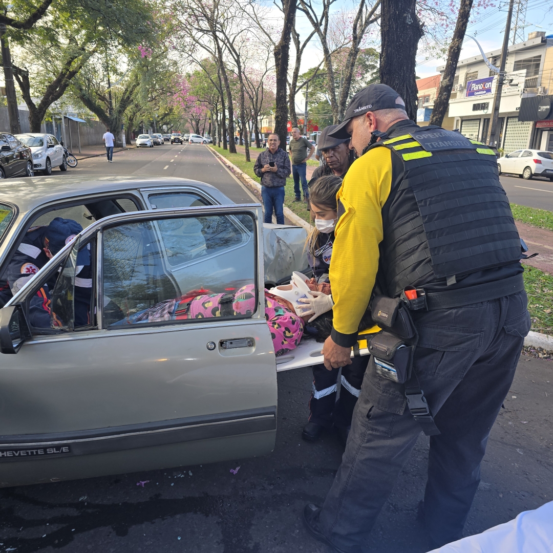 Mulher fica ferida após motorista cruzar a frente de automóvel