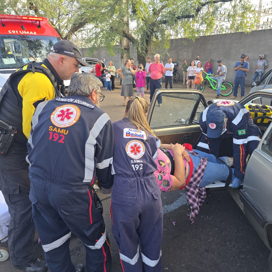 Mulher fica ferida após motorista cruzar a frente de automóvel