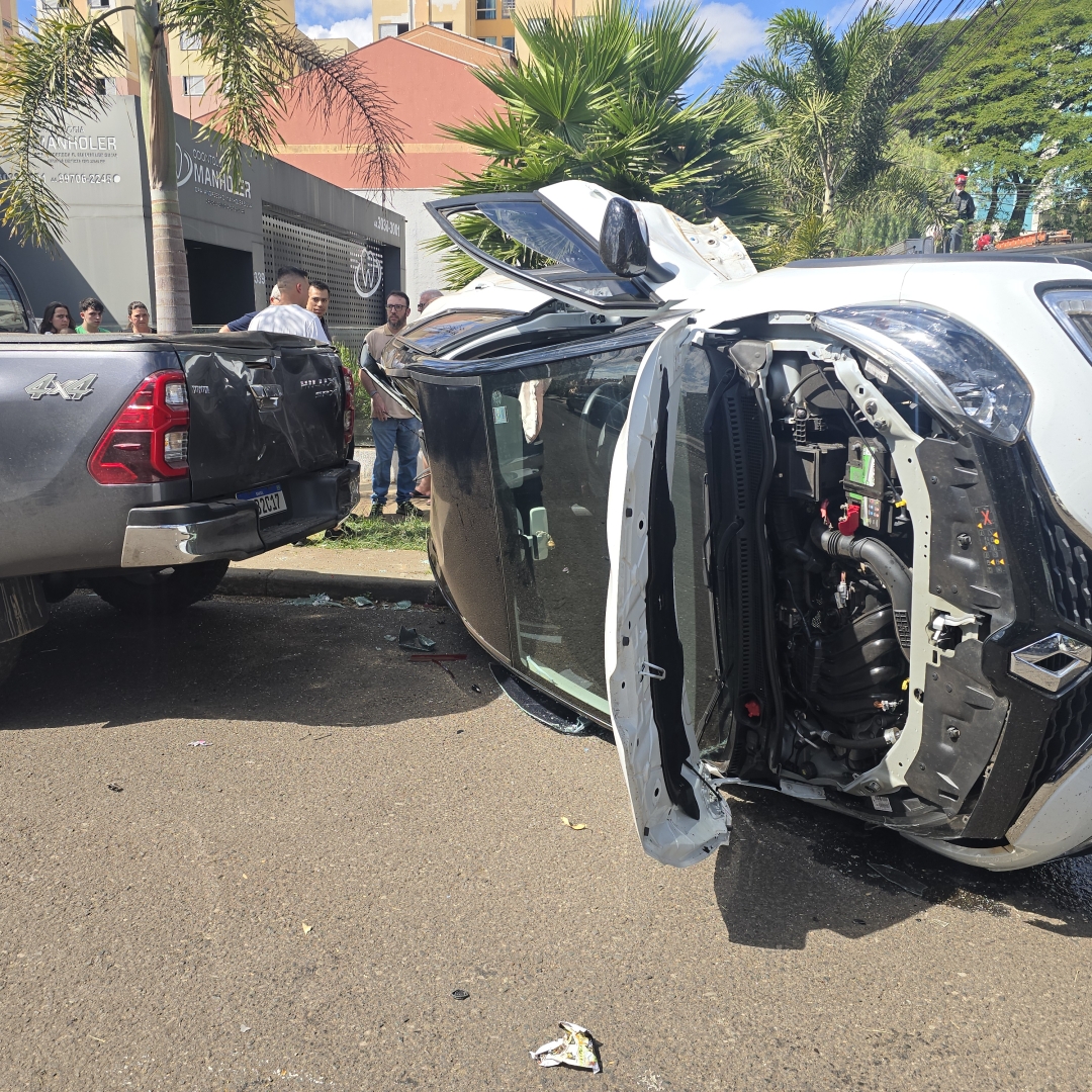 Motorista invade preferencial e causa capotamento na Vila Nova