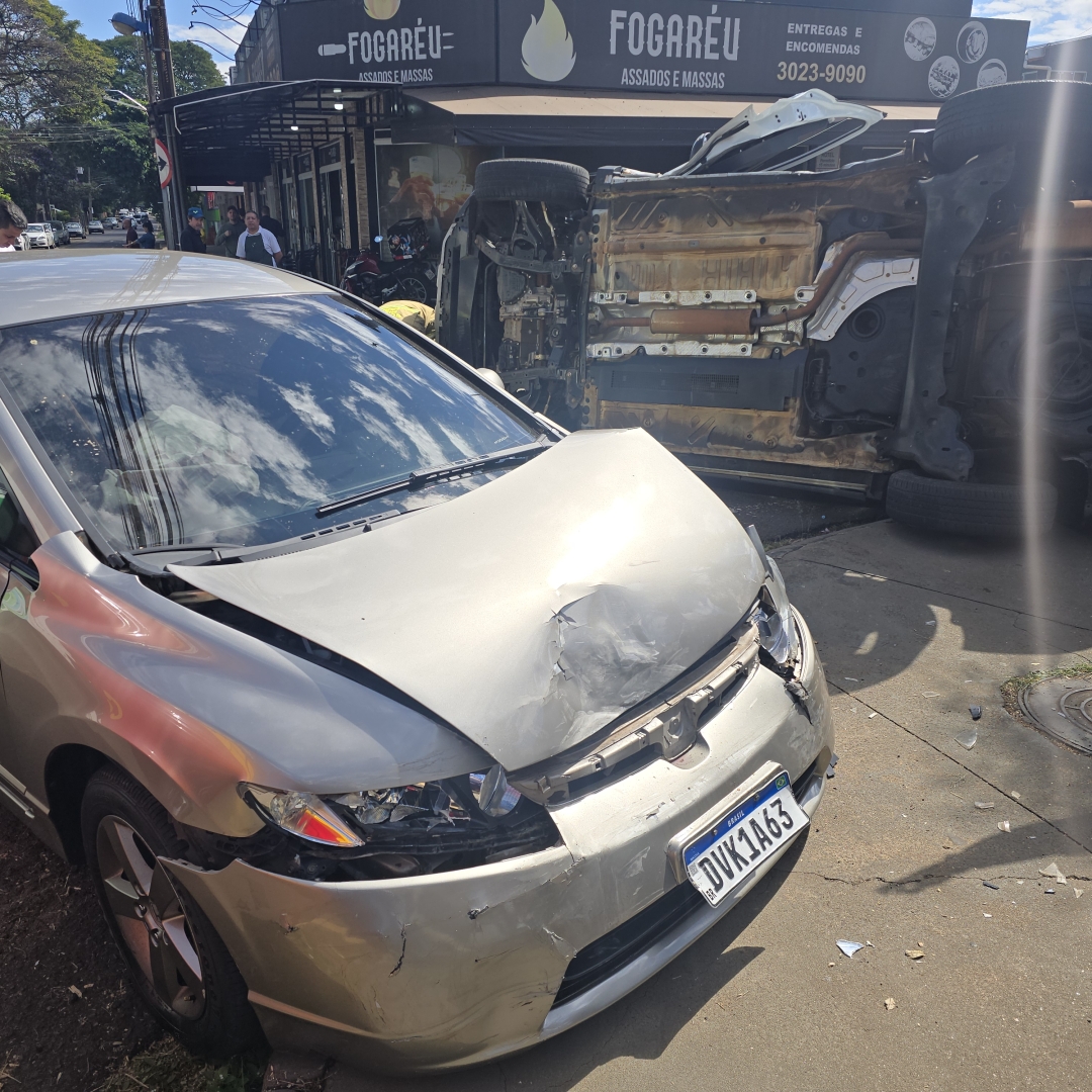 Motorista invade preferencial e causa capotamento na Vila Nova