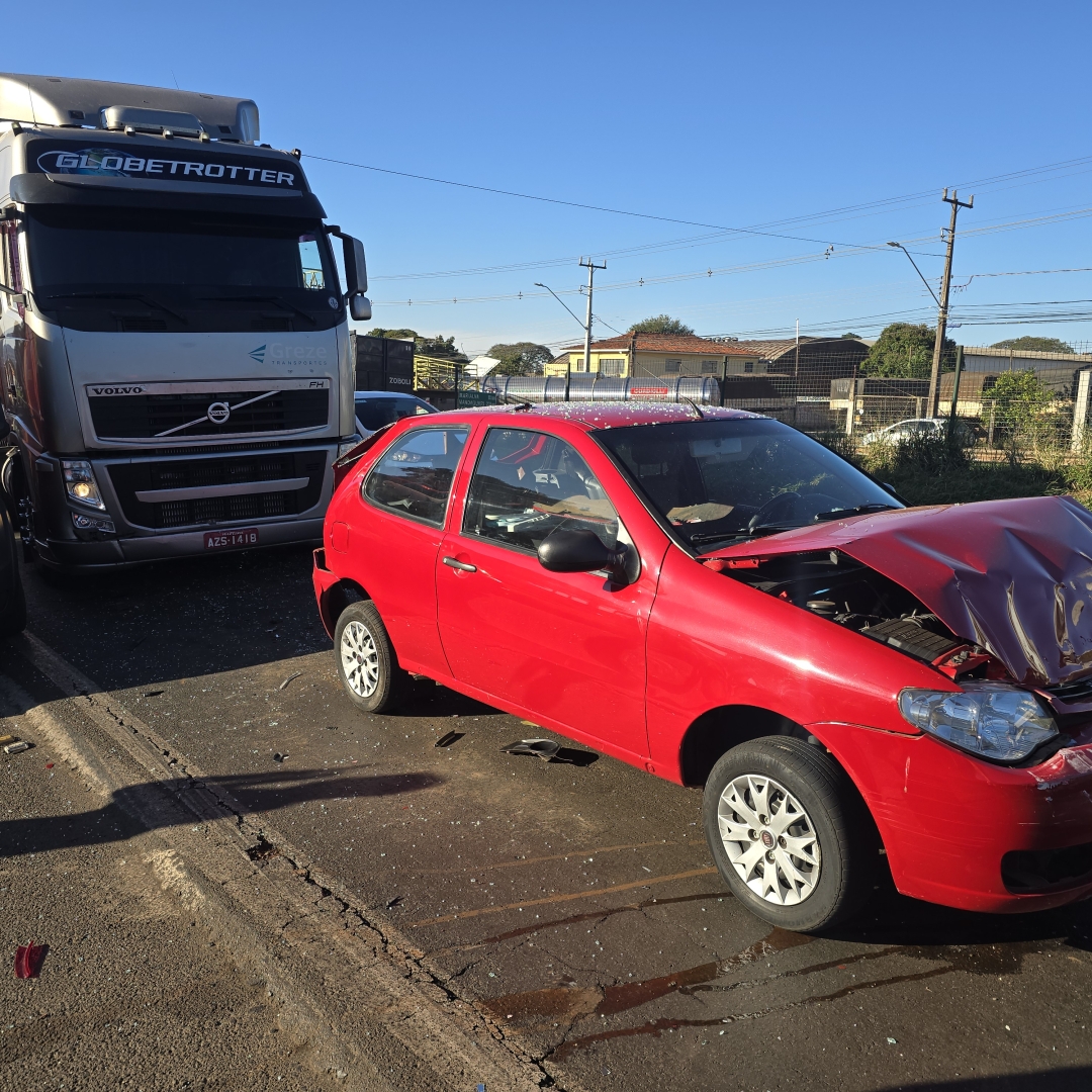 Casal fica ferido após carreta atingir traseira de automóvel na rodovia de Sarandi
