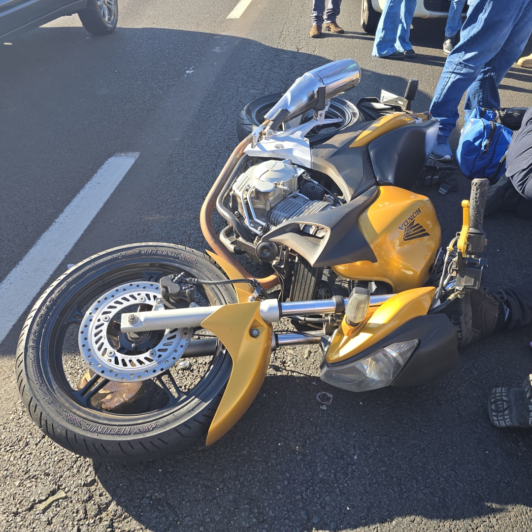 Motociclista sofre ferimentos graves após ser tocado por carro na rodovia de Sarandi