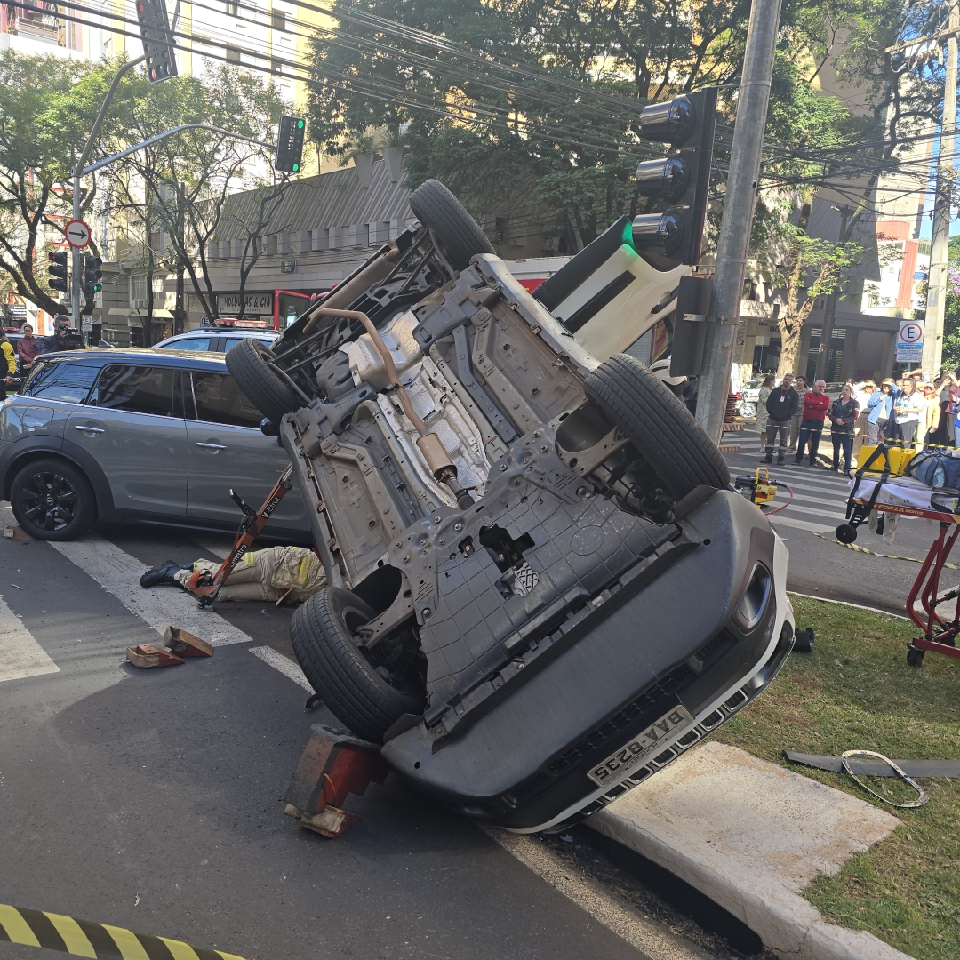 Mulher é resgatada após sofrer acidente na área central de Maringá