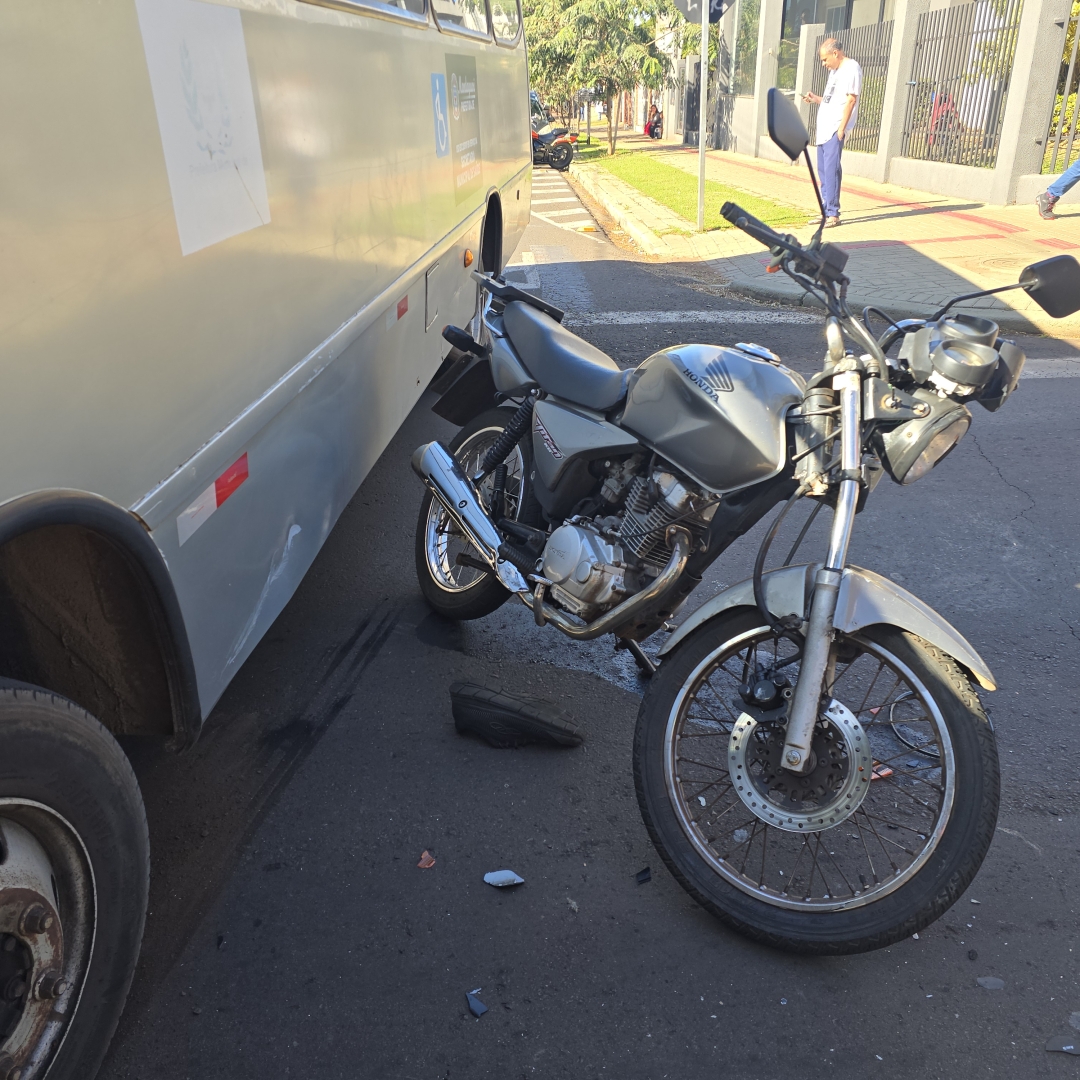 Motorista da prefeitura de Mandaguari provoca acidente ao invadir preferencial em Maringá