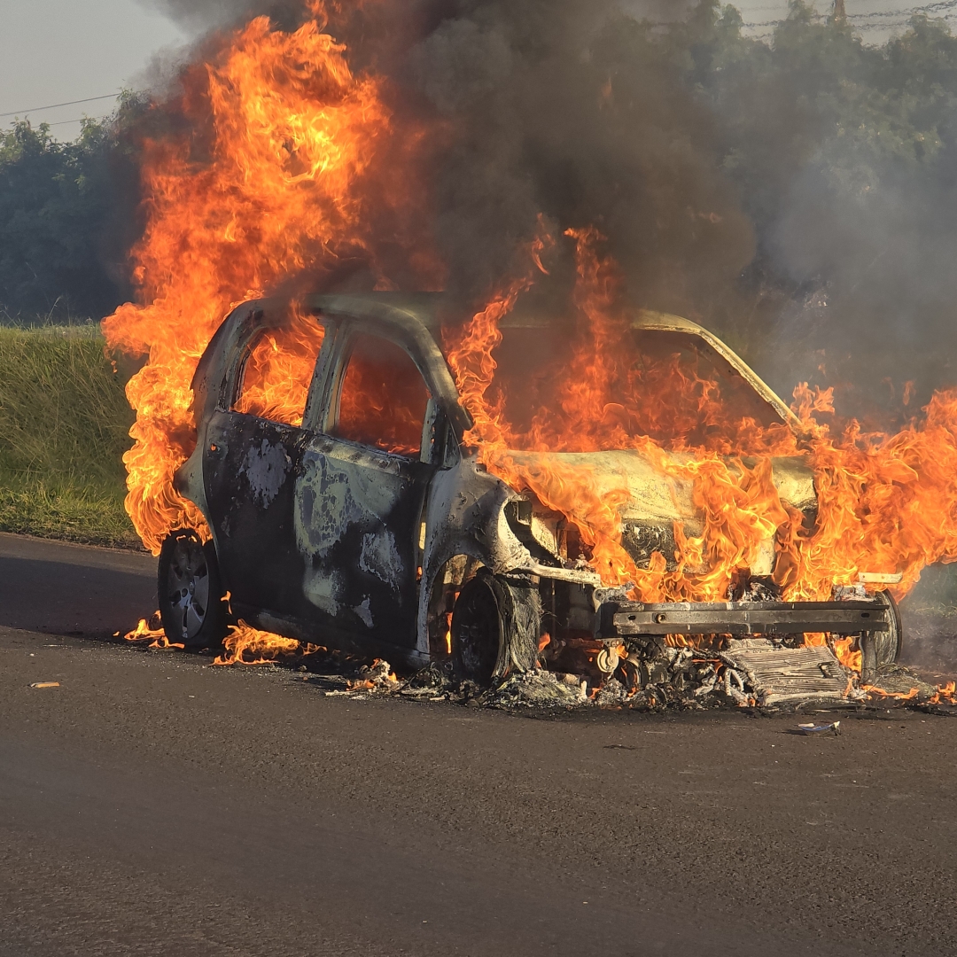 Carro pega fogo após bater em caminhonete na rodovia BR-376