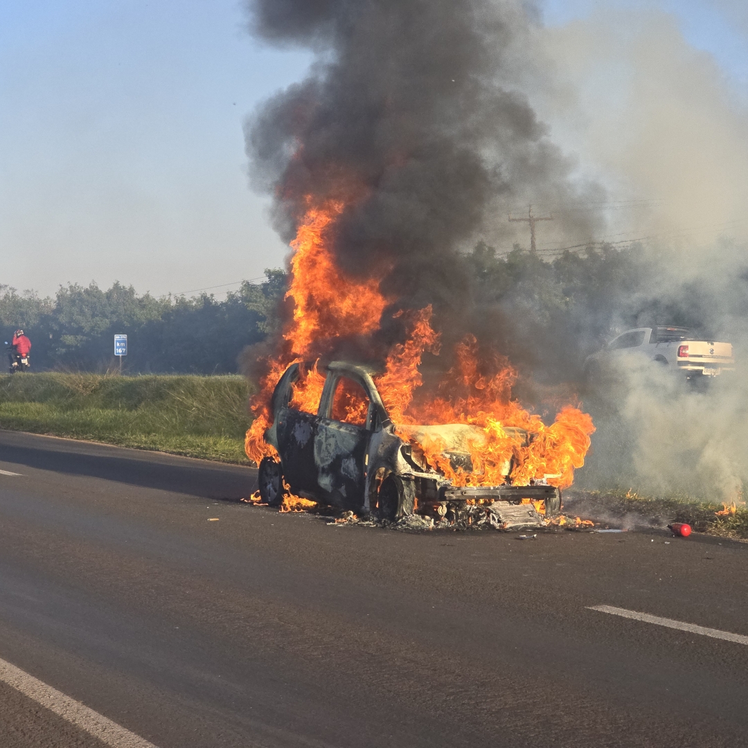 Carro pega fogo após bater em caminhonete na rodovia BR-376