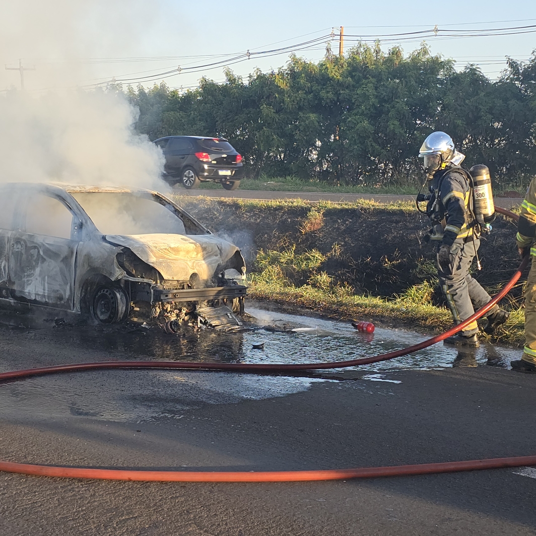 Carro pega fogo após bater em caminhonete na rodovia BR-376