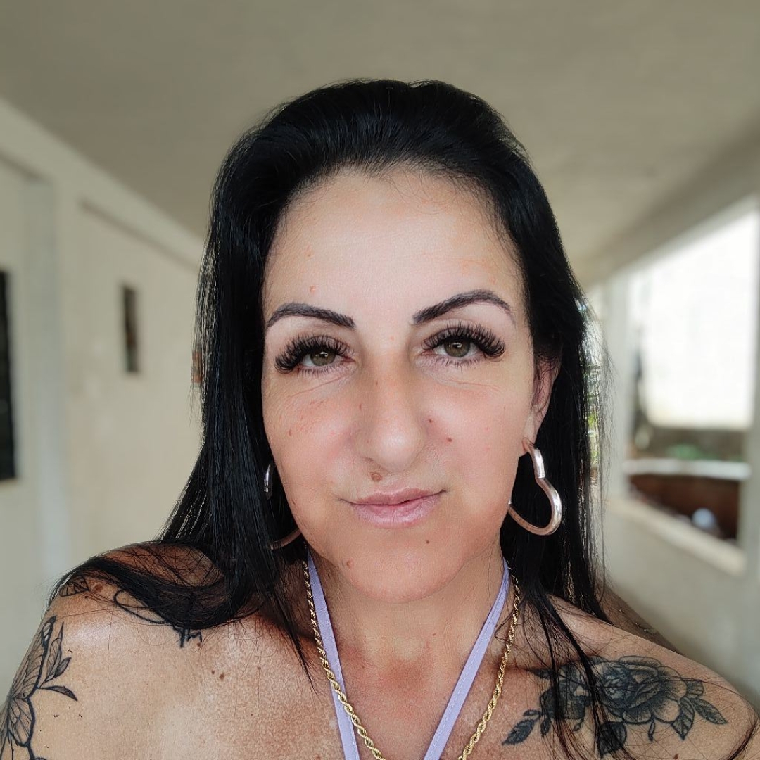 Filha encontra a mãe morta na casa após ter ocorrido briga entre os namorados