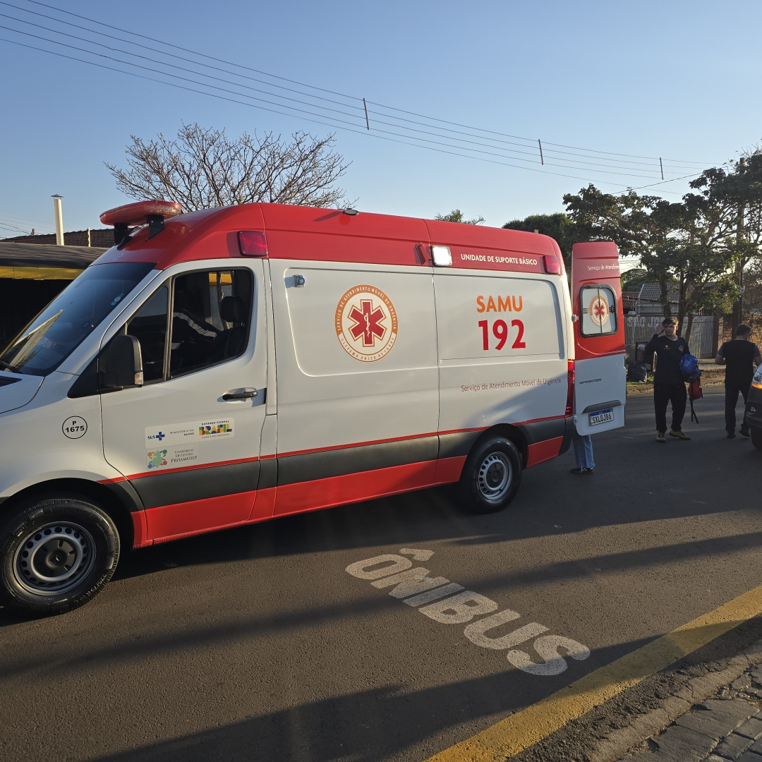 Pai e um bebê são socorridos após serem atropelados por carro