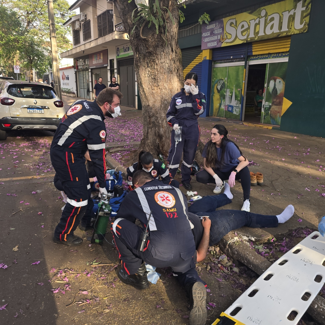 Motociclista sofre acidente grave após motorista invadir preferencial