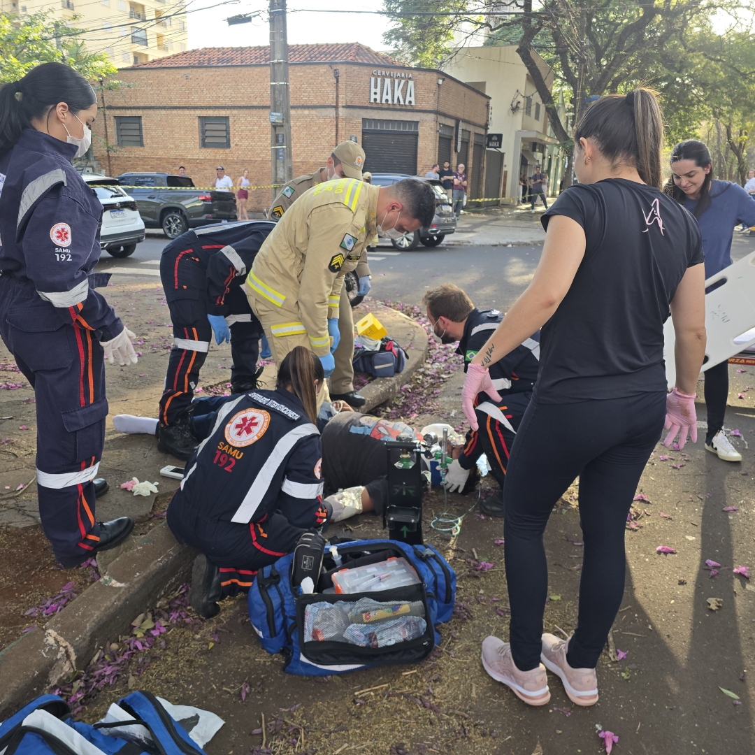 Motociclista sofre acidente grave após motorista invadir preferencial