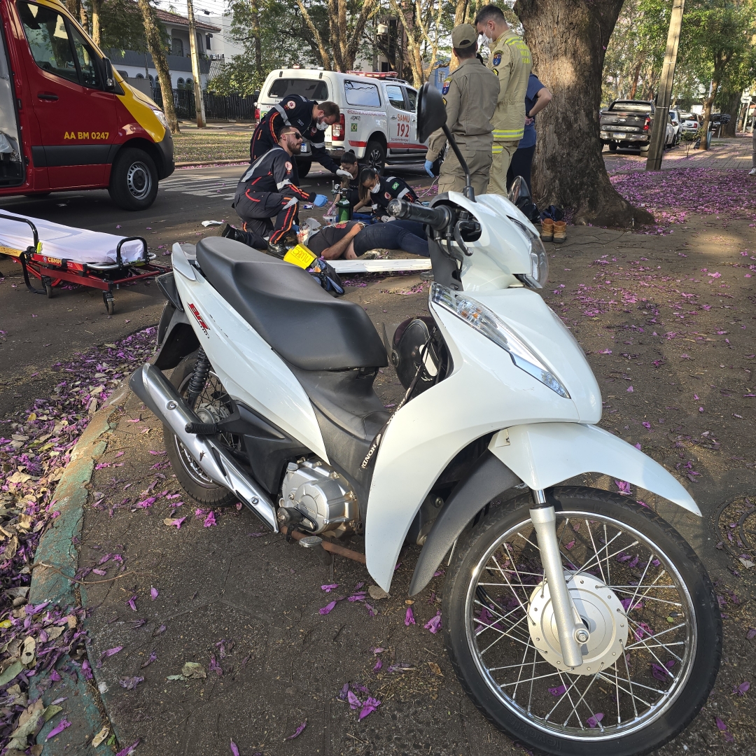 Motociclista sofre acidente grave após motorista invadir preferencial
