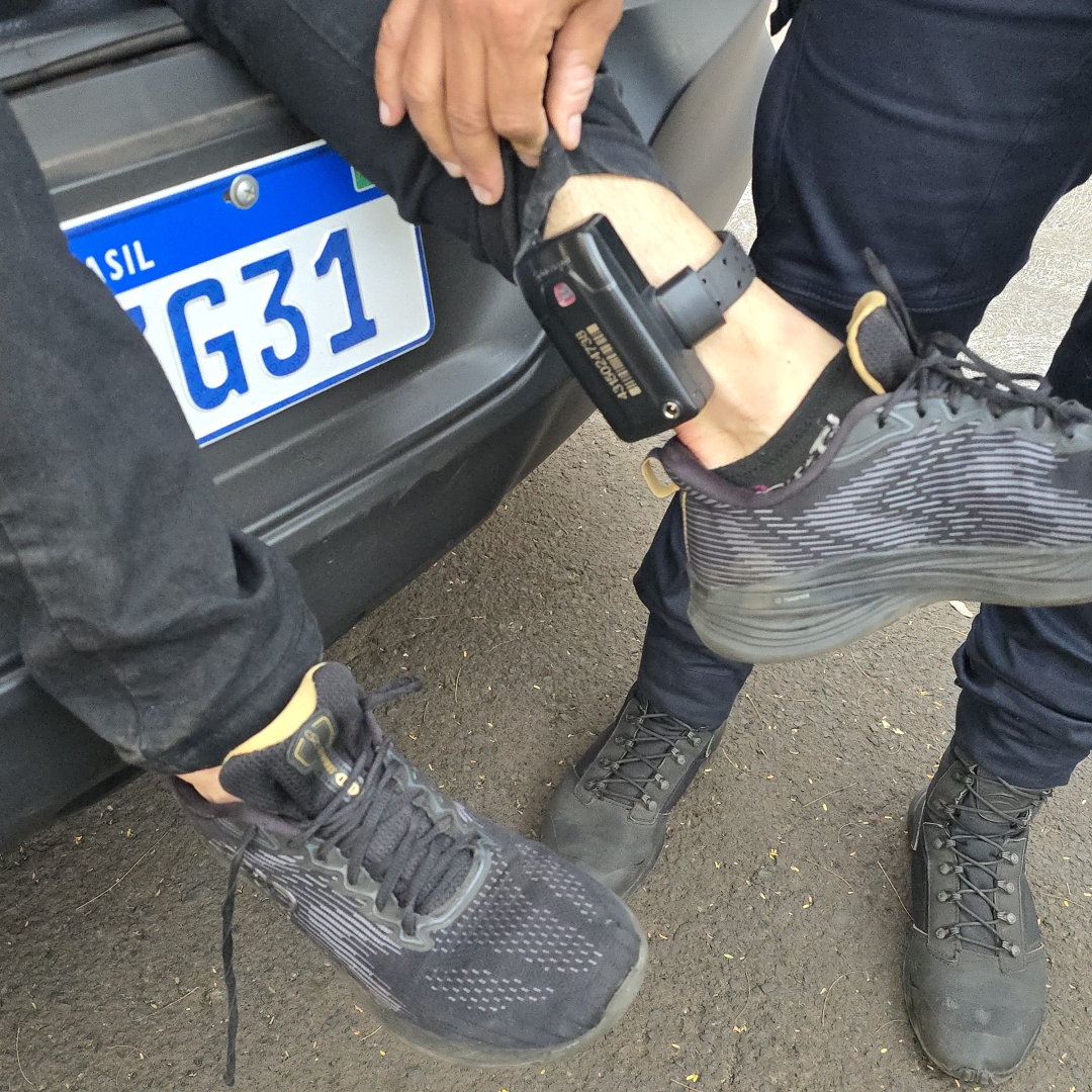 Homem que traficava crack no centro de Maringá é detido após tentar fugir da Guarda Municipal