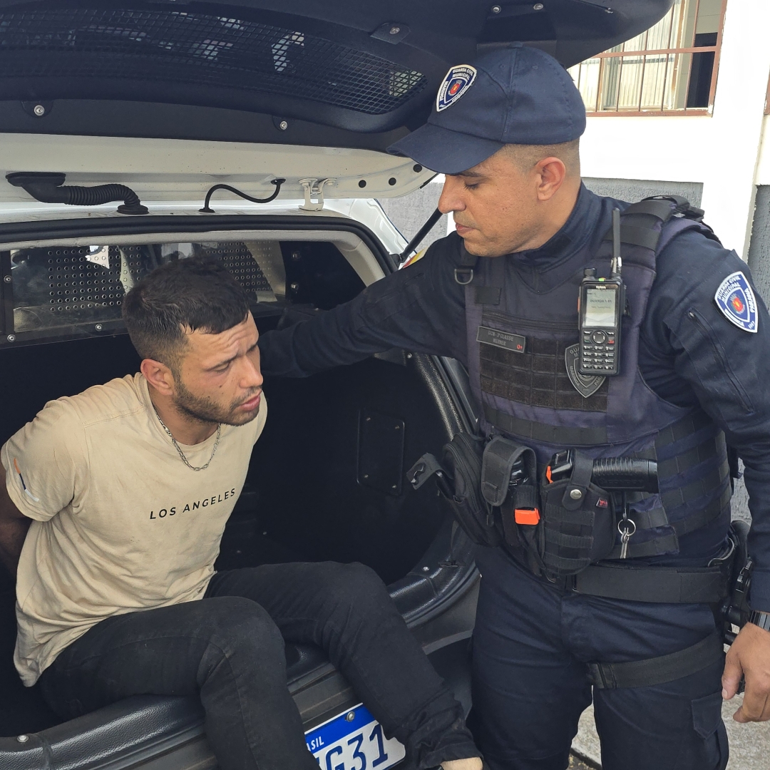 Homem que traficava crack no centro de Maringá é detido após tentar fugir da Guarda Municipal