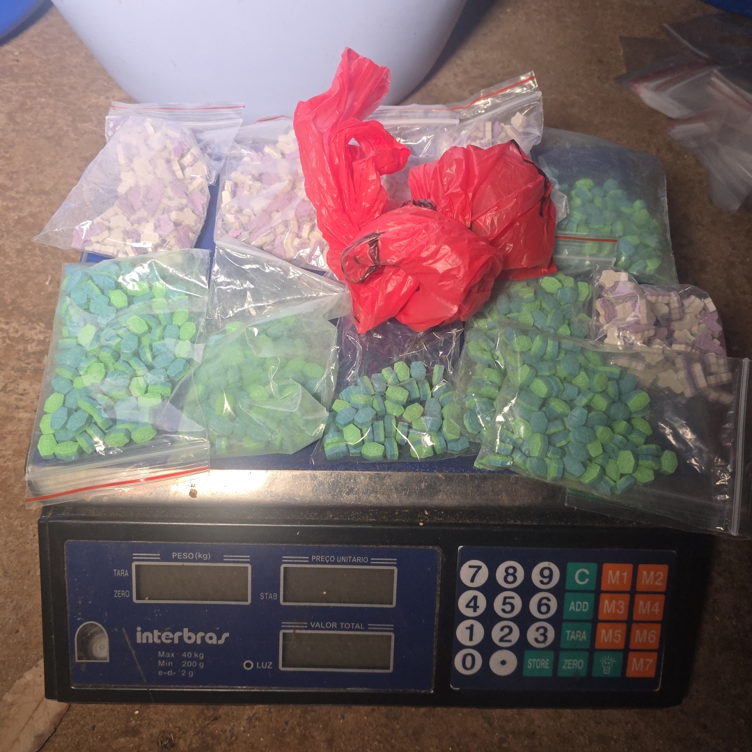 Traficantes de Sarandi são presos com grande quantidade de drogas e arma 