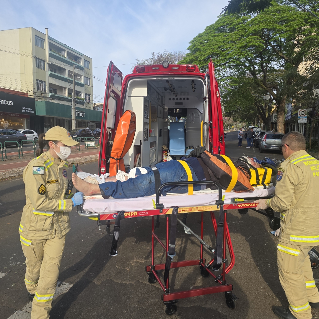 Motorista passa no semáforo vermelho e provoca acidente grave em Maringá