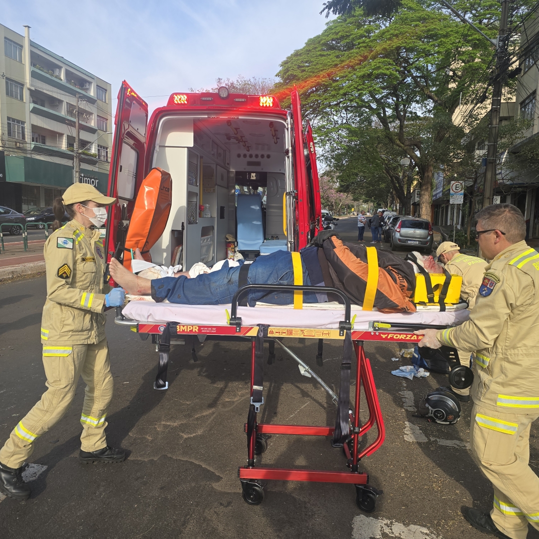 Motorista passa no semáforo vermelho e provoca acidente grave em Maringá
