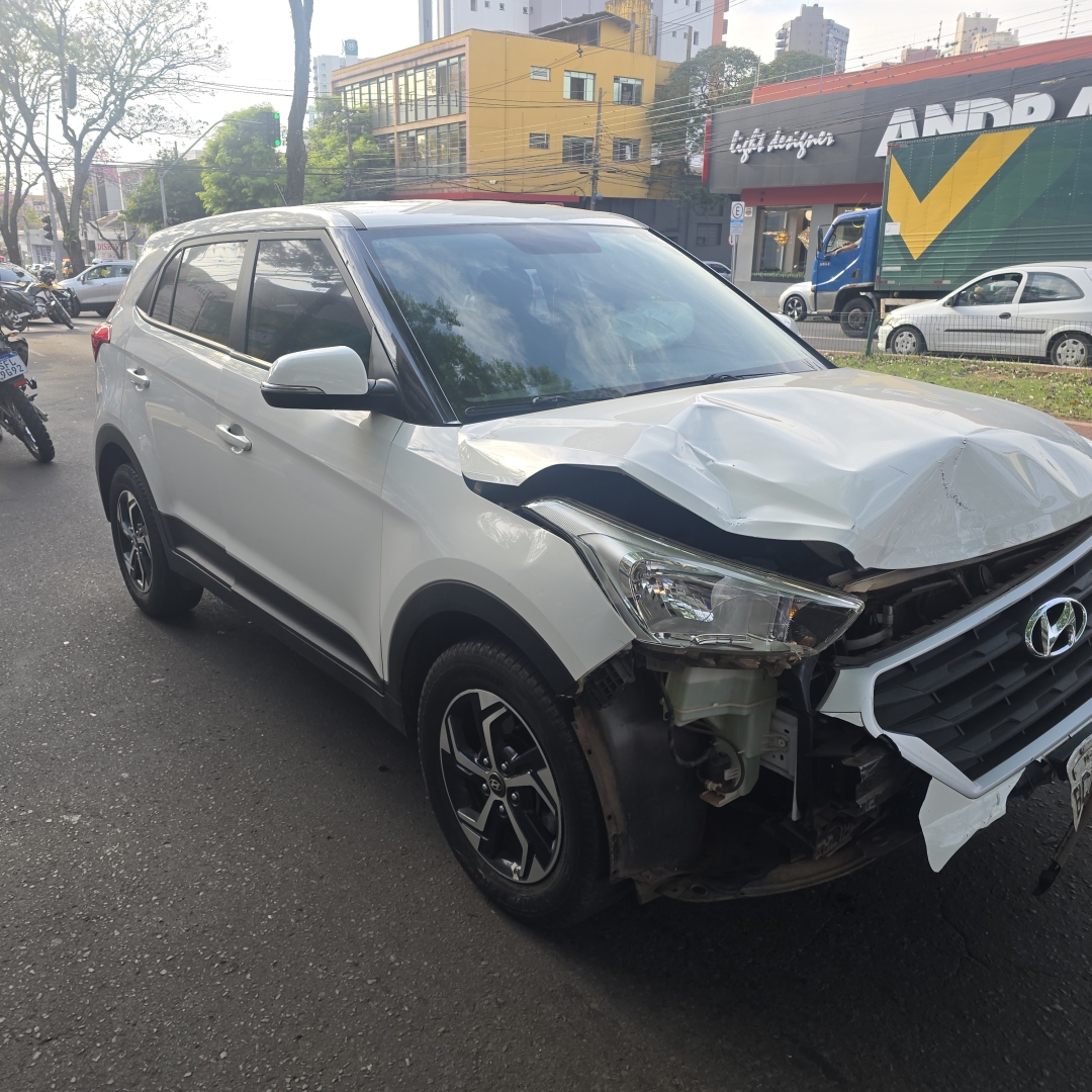 Motorista passa no semáforo vermelho e provoca acidente grave em Maringá