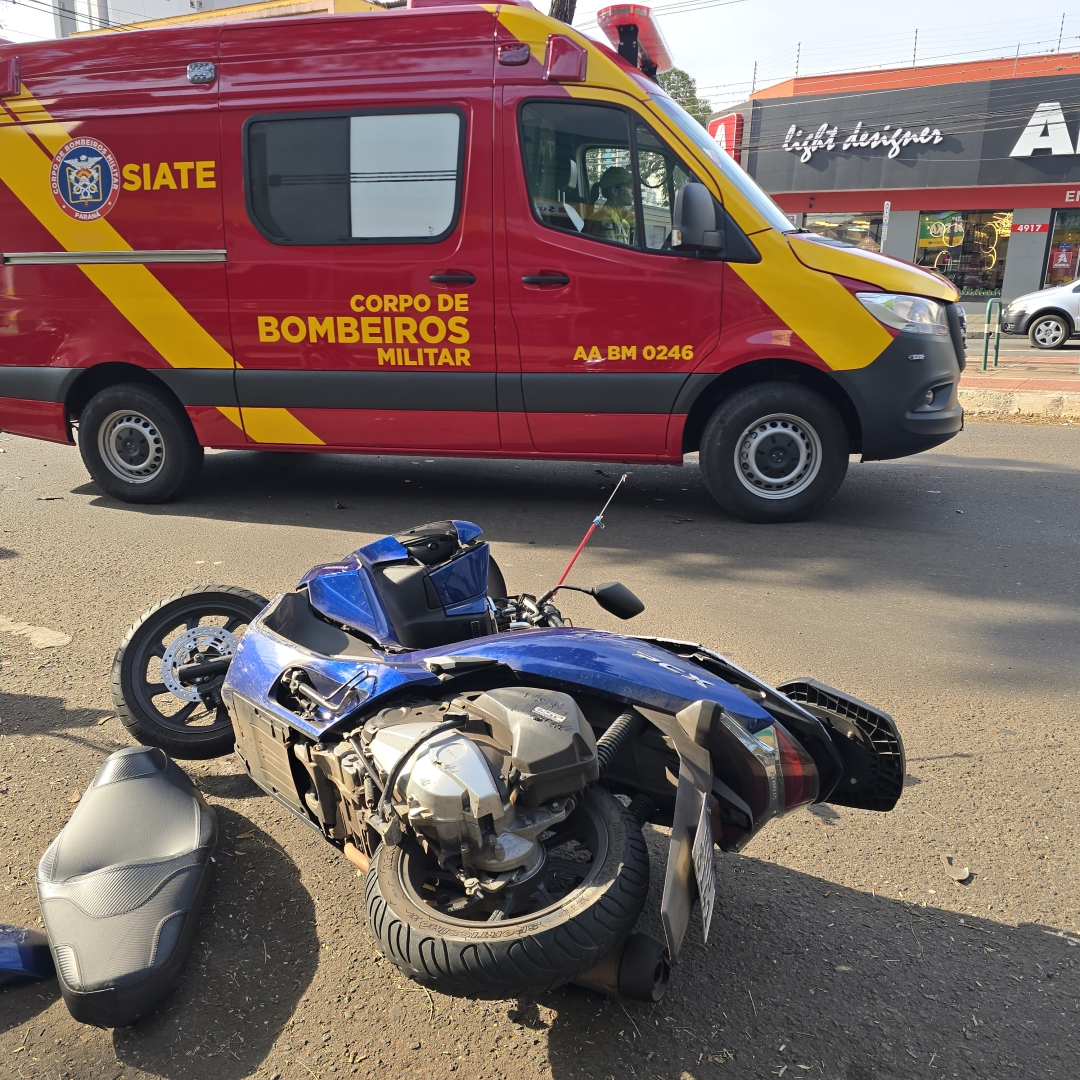 Motorista passa no semáforo vermelho e provoca acidente grave em Maringá