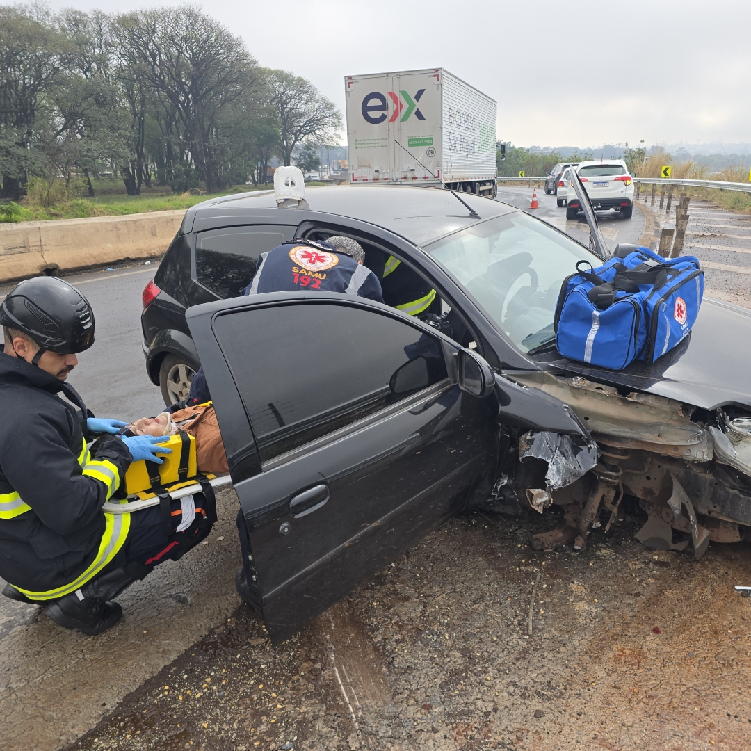 Dois homens e uma mulher sofrem acidente grave na rodovia PR-323
