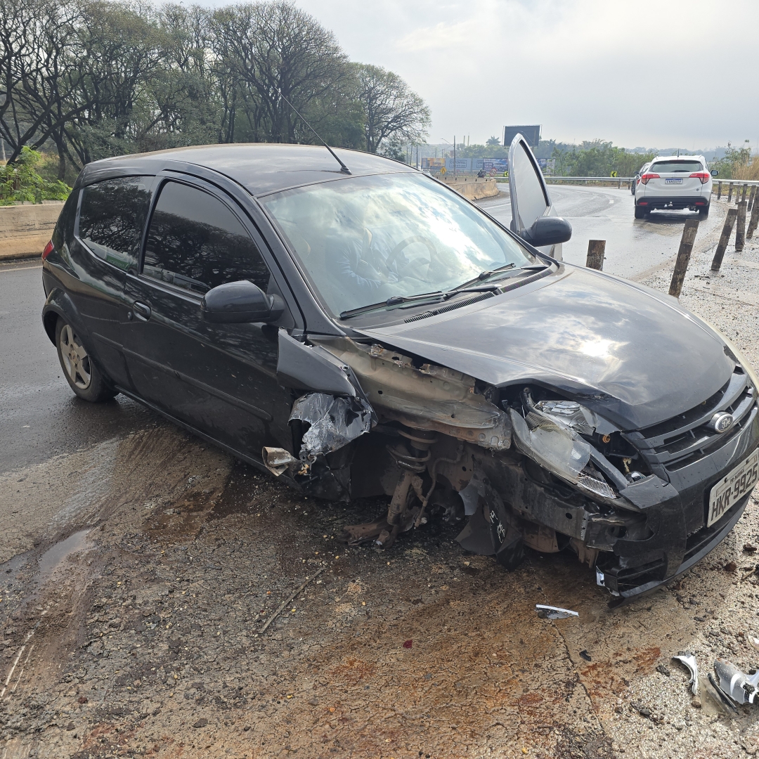Dois homens e uma mulher sofrem acidente grave na rodovia PR-323