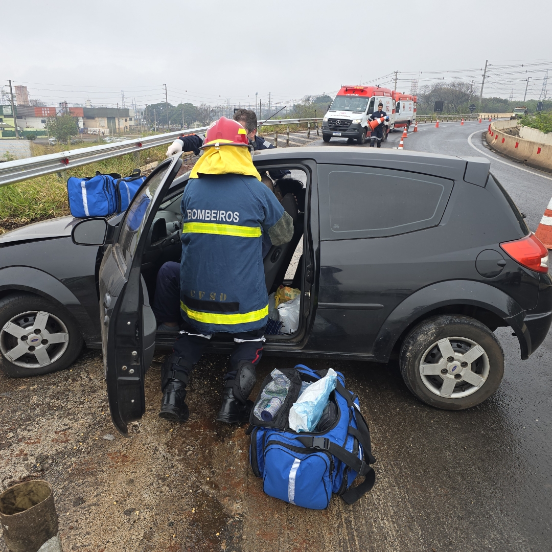 Dois homens e uma mulher sofrem acidente grave na rodovia PR-323