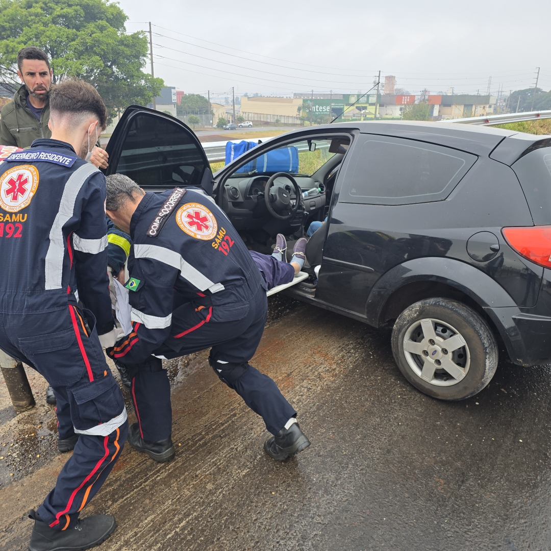 Dois homens e uma mulher sofrem acidente grave na rodovia PR-323