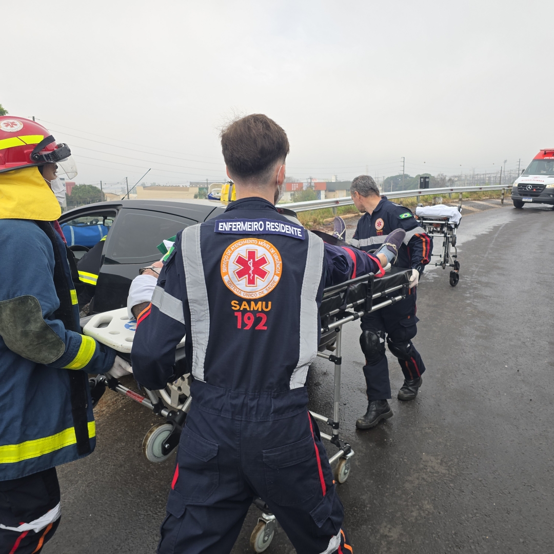Dois homens e uma mulher sofrem acidente grave na rodovia PR-323