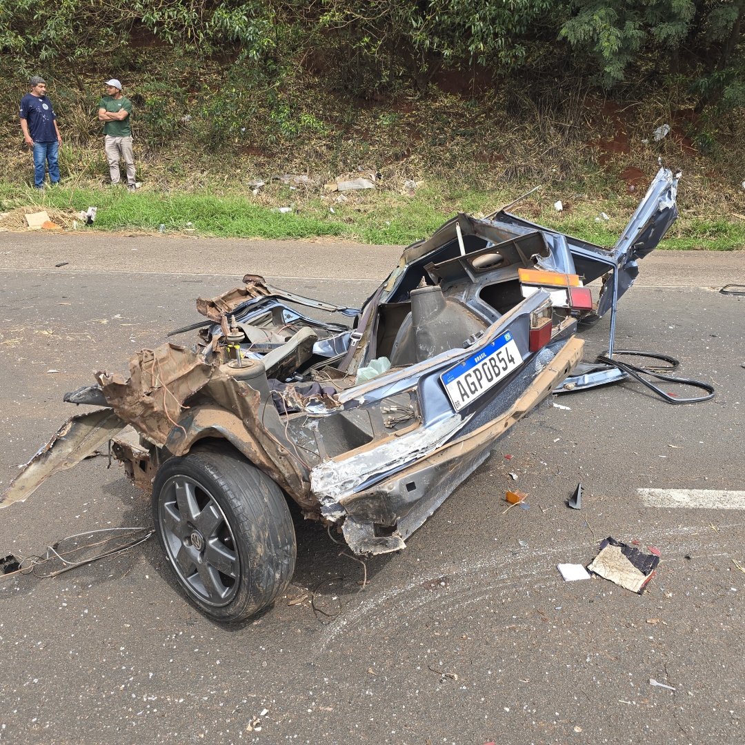 Carro é partido ao meio após bater de frente contra caminhonete na rodovia BR-376