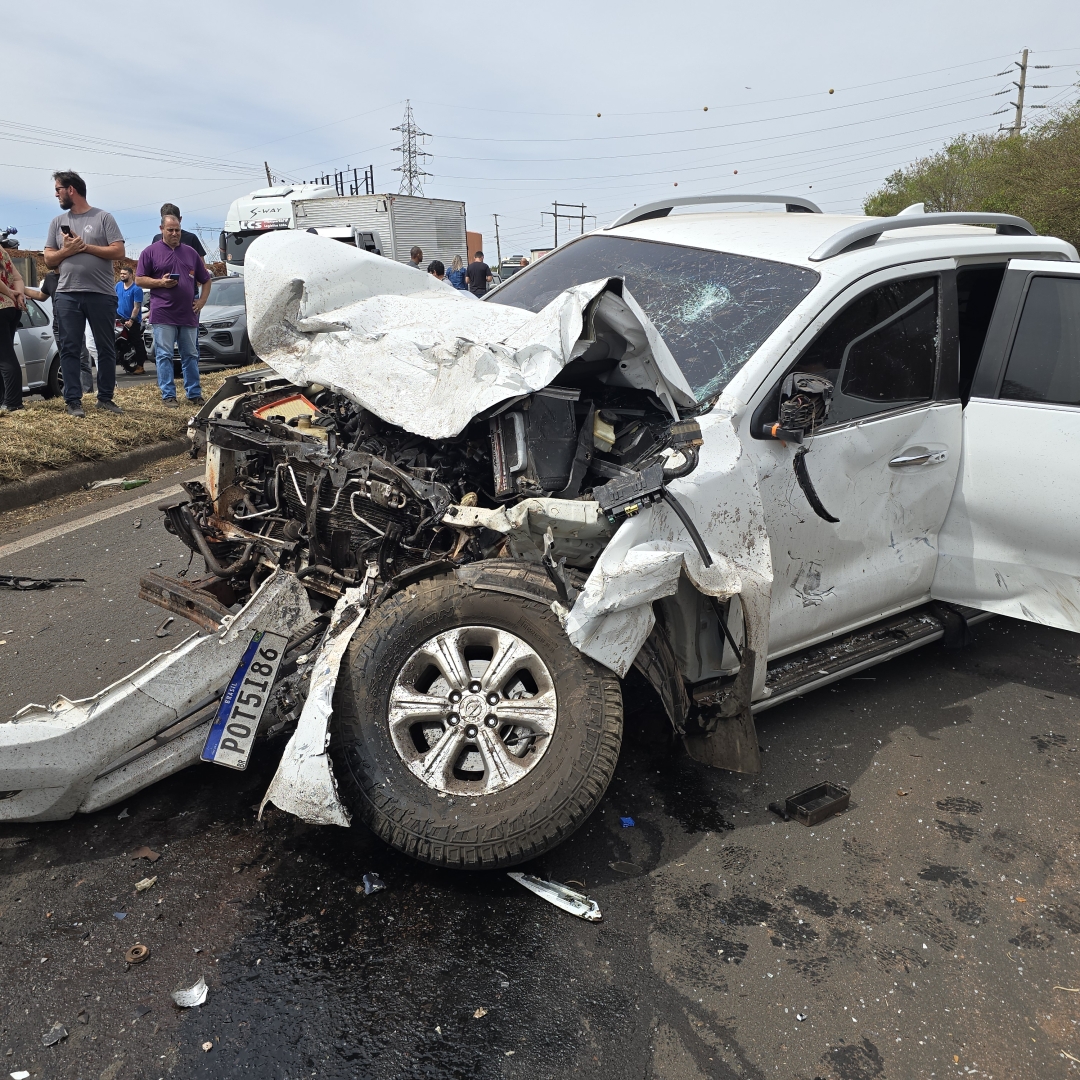 Carro é partido ao meio após bater de frente contra caminhonete na rodovia BR-376