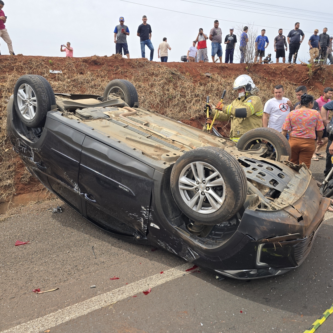 Carro é partido ao meio após bater de frente contra caminhonete na rodovia BR-376