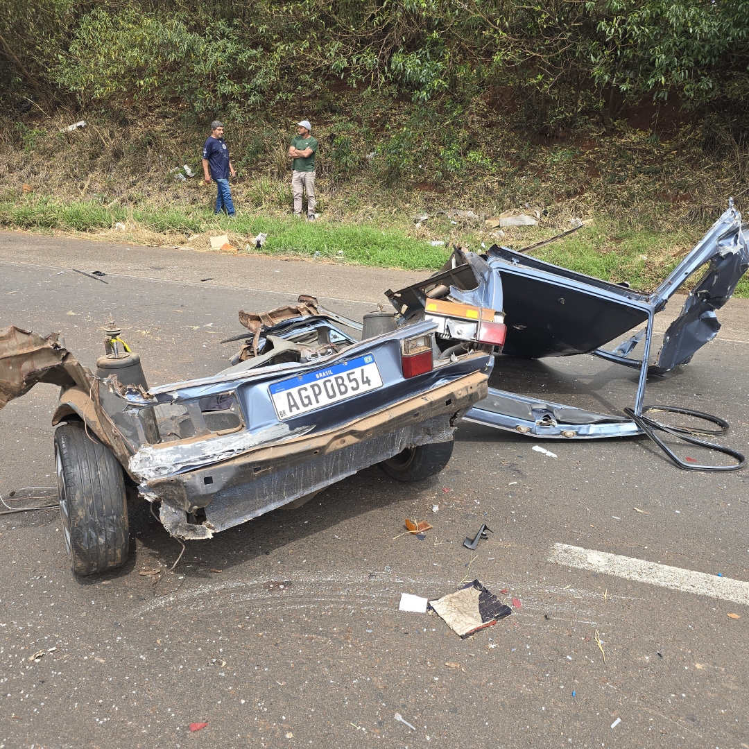 Carro é partido ao meio após bater de frente contra caminhonete na rodovia BR-376