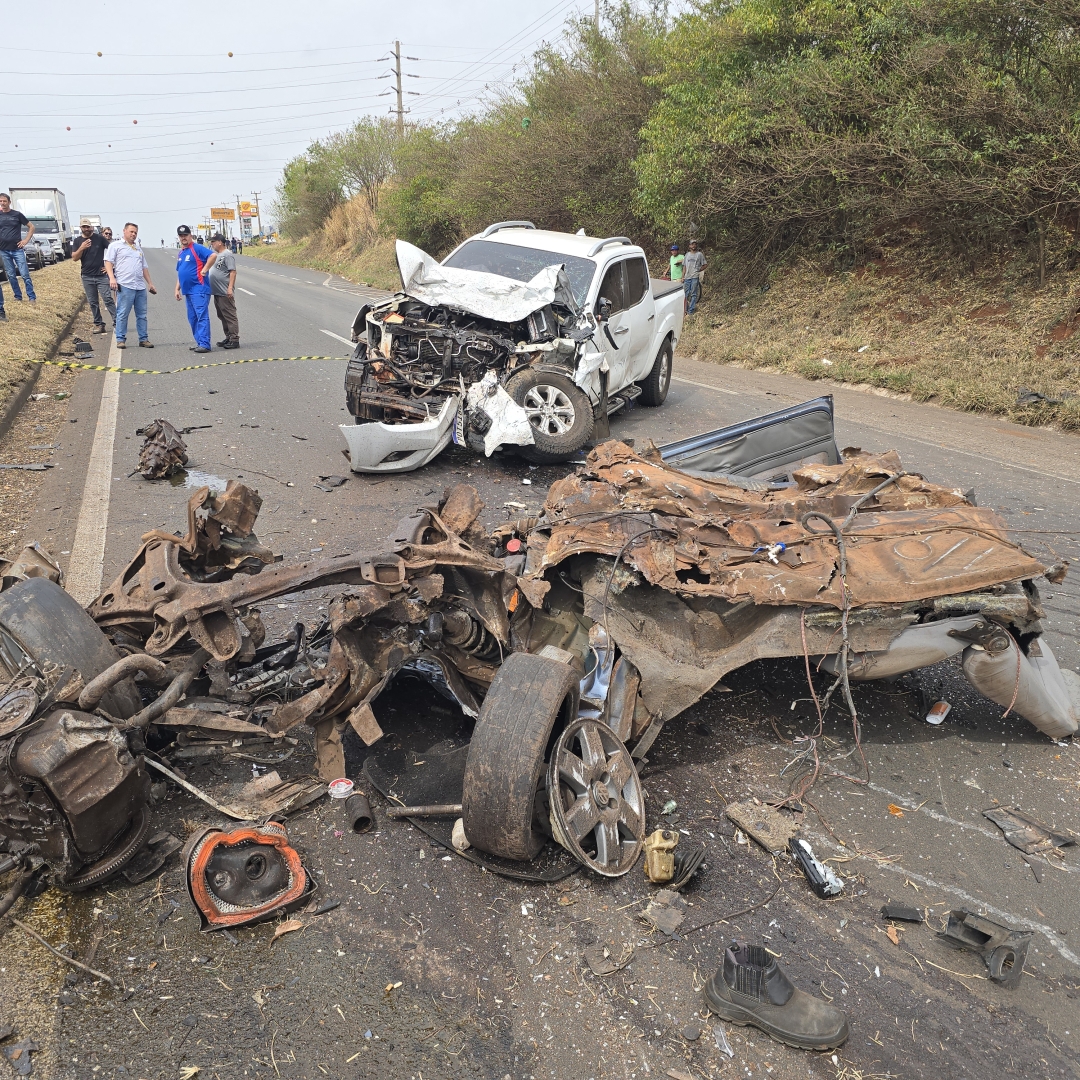 Carro é partido ao meio após bater de frente contra caminhonete na rodovia BR-376