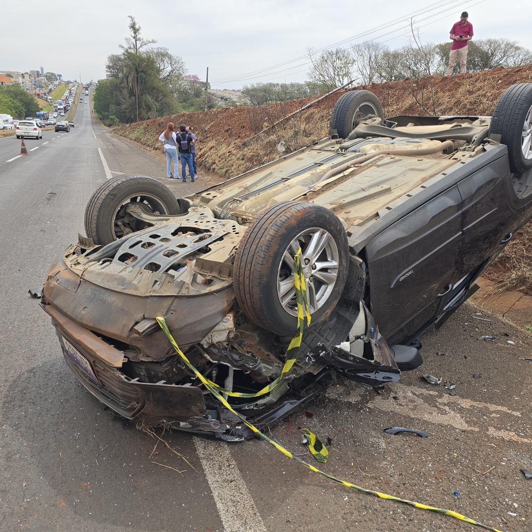 Carro é partido ao meio após bater de frente contra caminhonete na rodovia BR-376