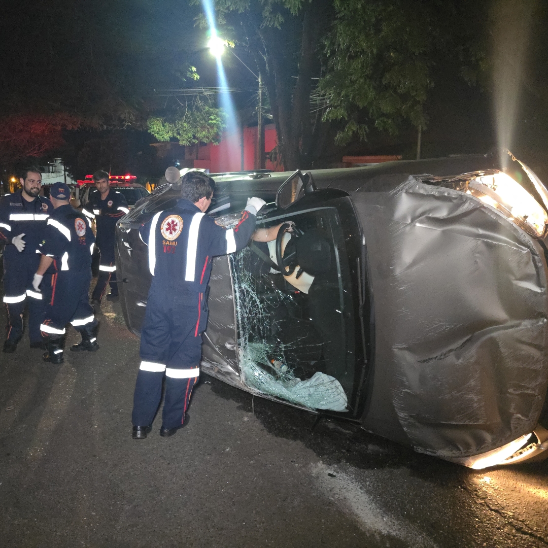 Mulher é resgatada após carro tombar em Maringá