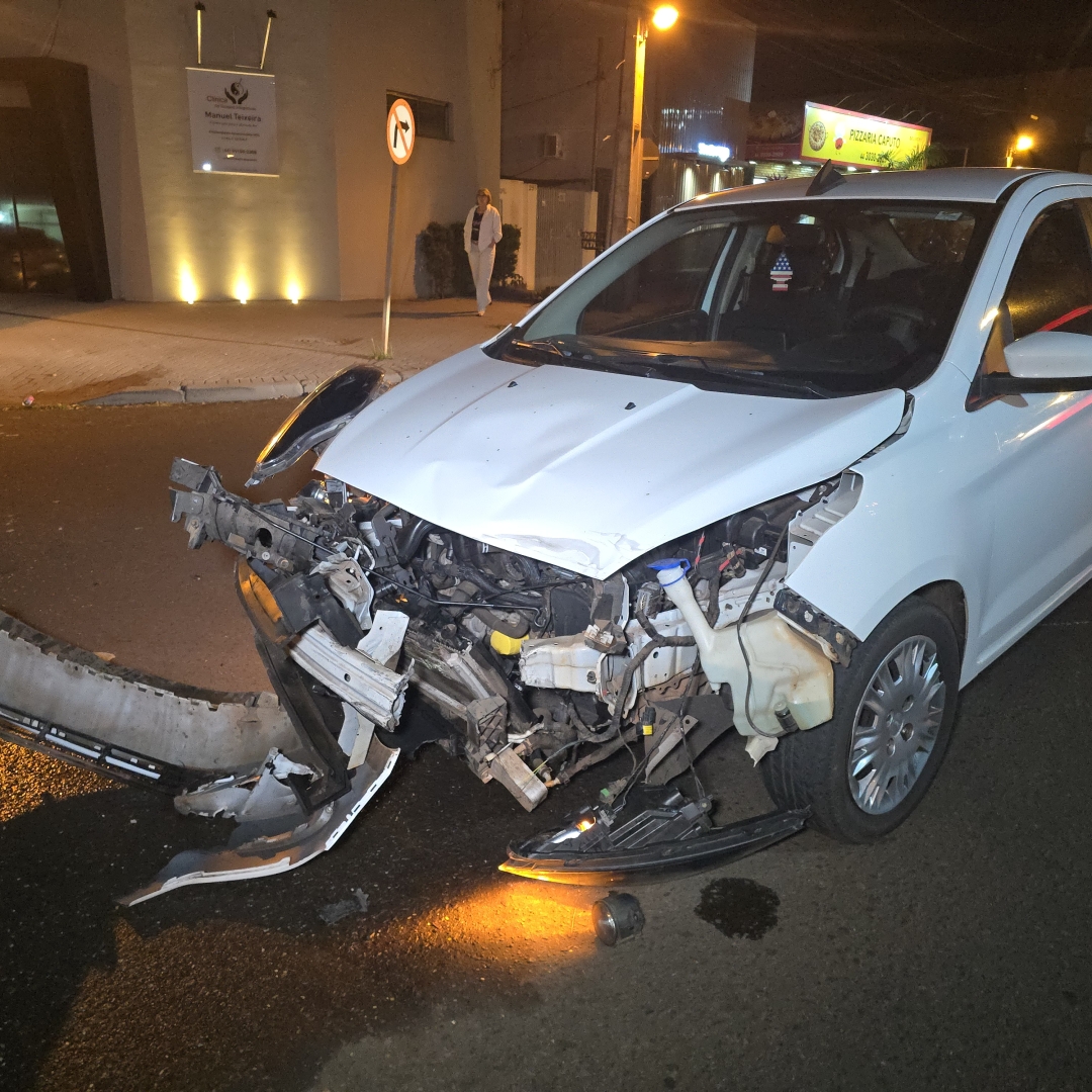 Mulher é resgatada após carro tombar em Maringá