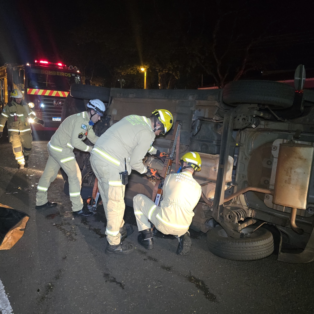 Mulher é resgatada após carro tombar em Maringá