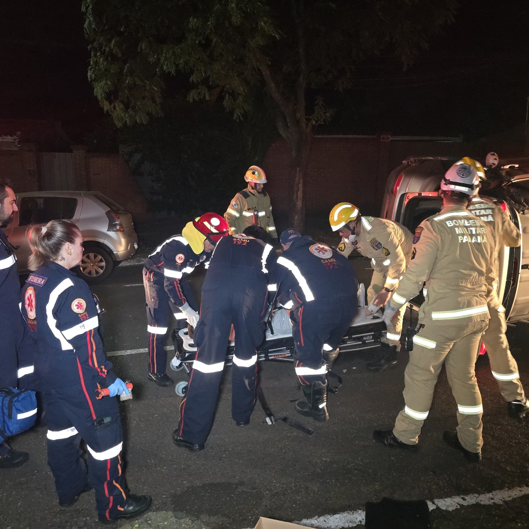 Mulher é resgatada após carro tombar em Maringá