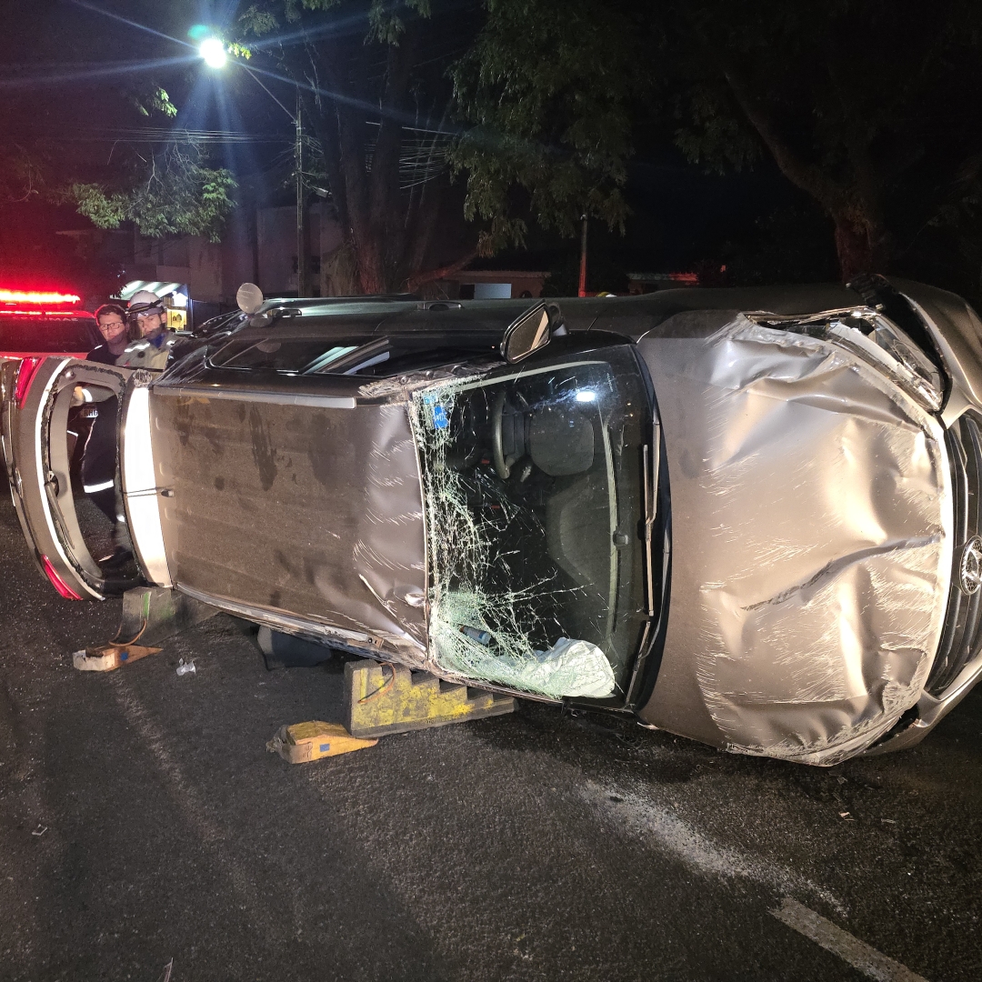 Mulher é resgatada após carro tombar em Maringá