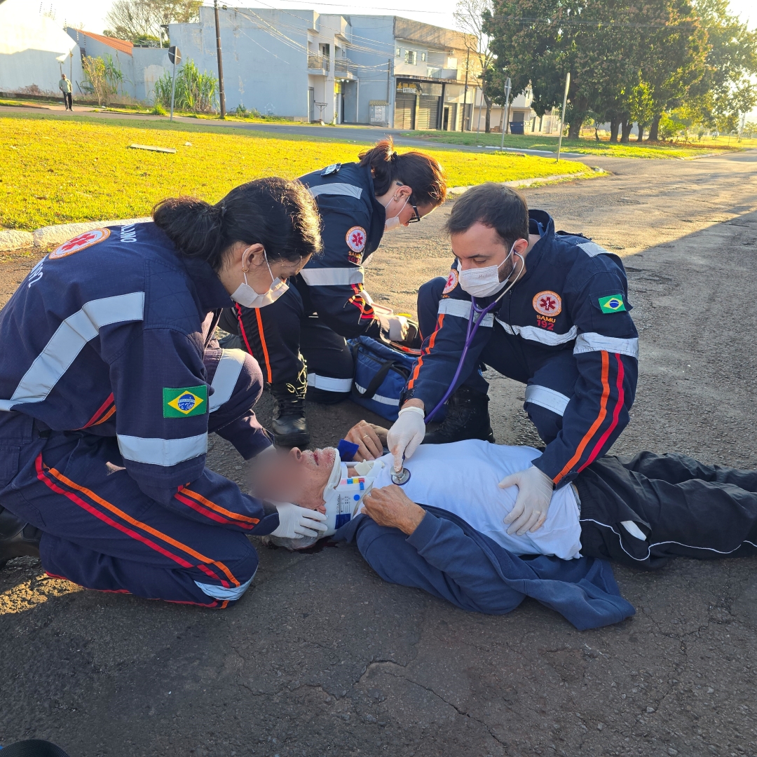 Idoso sofre acidente gravíssimo ao bater bicicleta na traseira de carreta