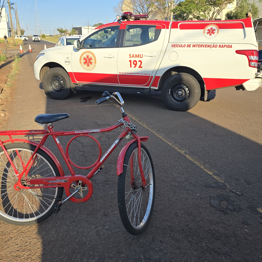 Idoso sofre acidente gravíssimo ao bater bicicleta na traseira de carreta