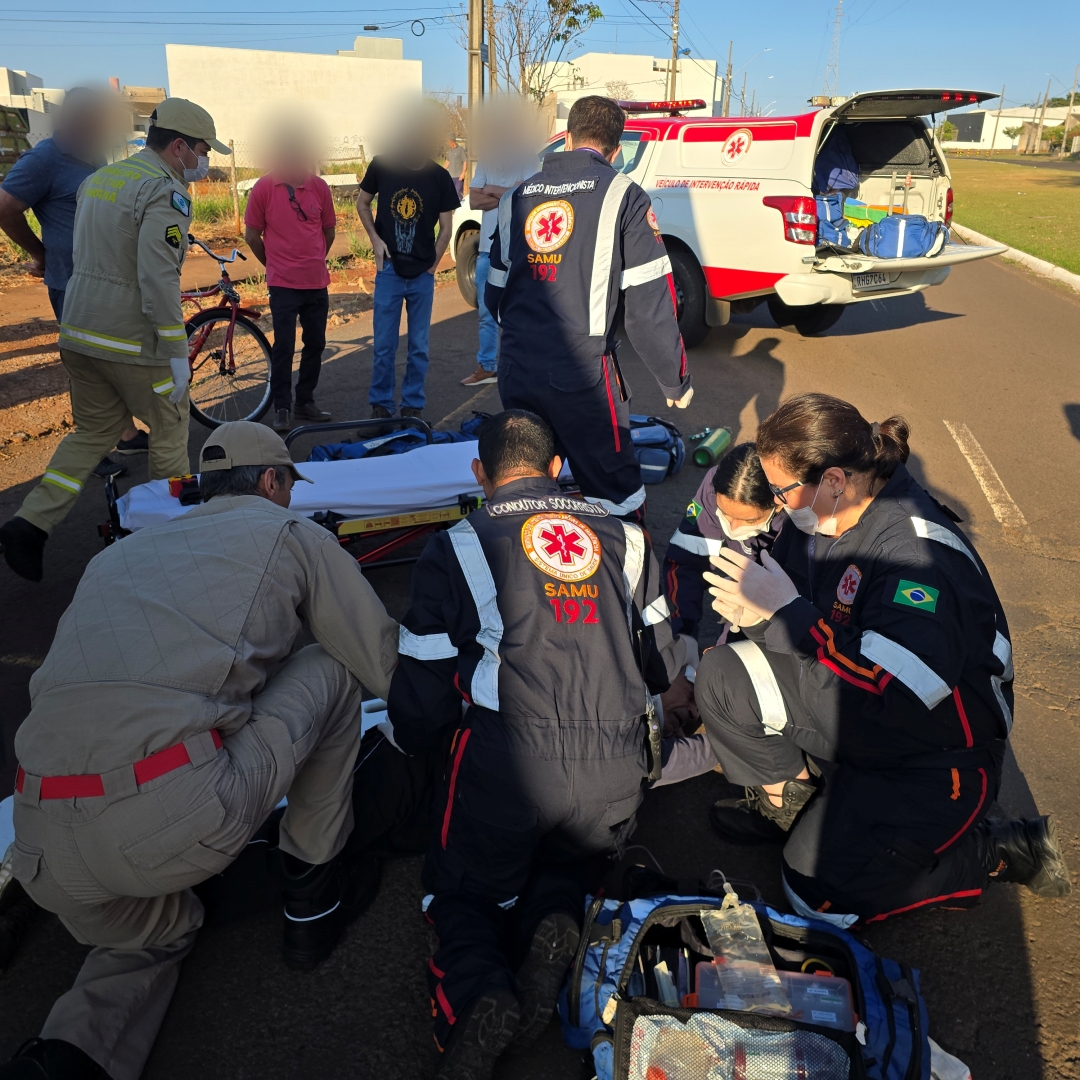 Idoso sofre acidente gravíssimo ao bater bicicleta na traseira de carreta