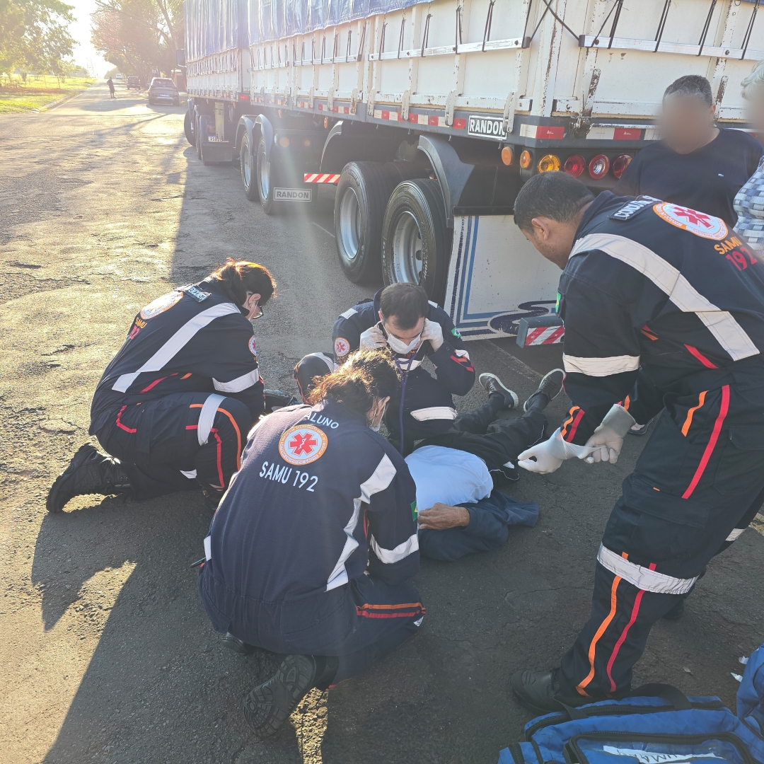 Idoso sofre acidente gravíssimo ao bater bicicleta na traseira de carreta