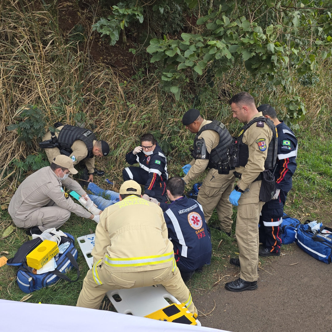Motociclista sofre acidente grave ao bater na traseira de caminhão na PR-317